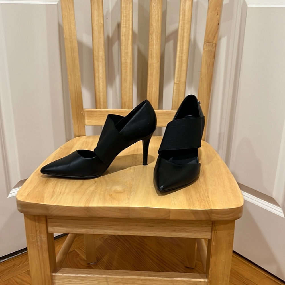Woman’s, 8M, black pumps. “Simply Stretch Simply Vera Vera Wang”.